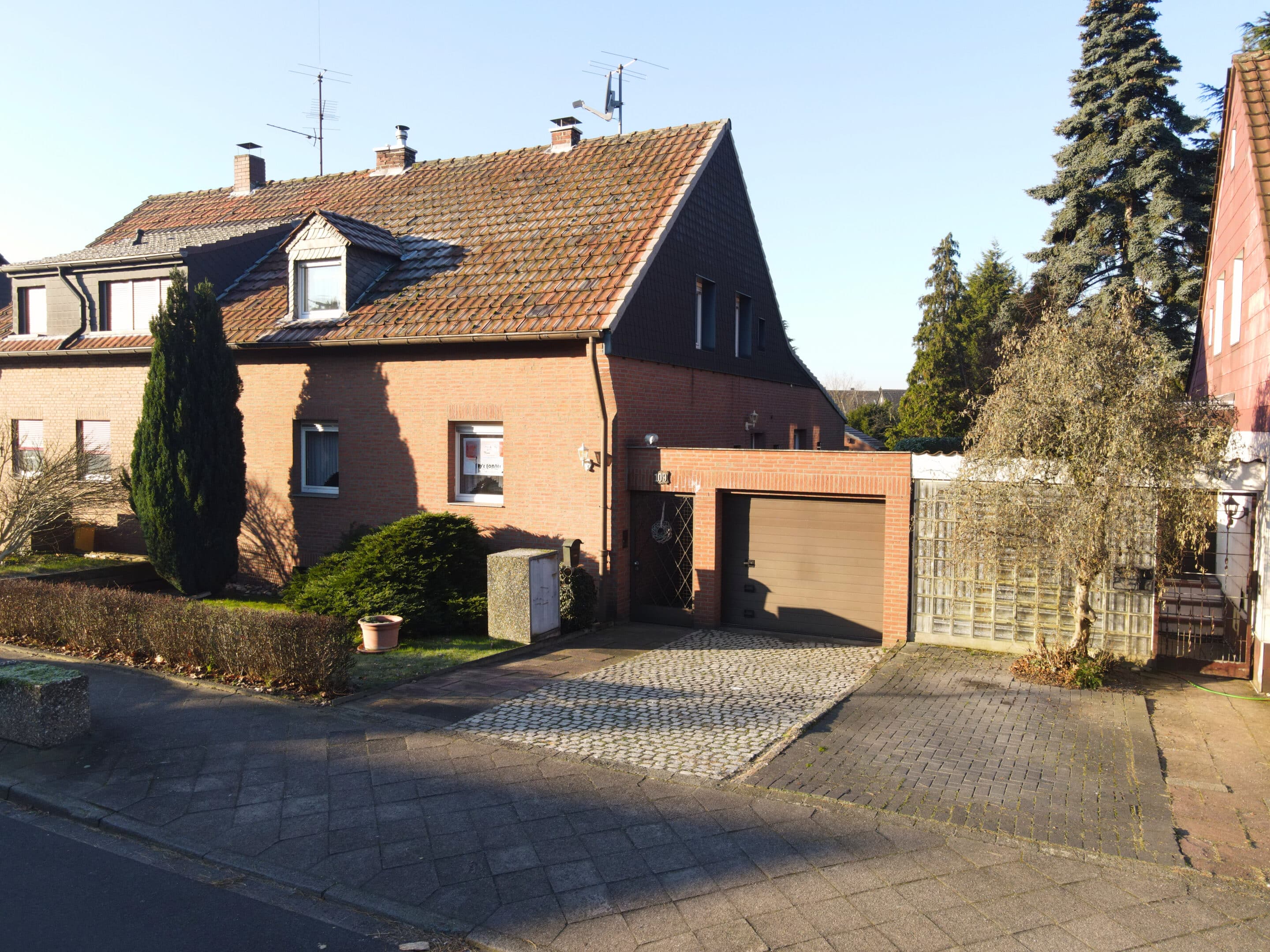 Großzügiges Zweifamilienhaus mit idyllischem Garten in Düsseldorf